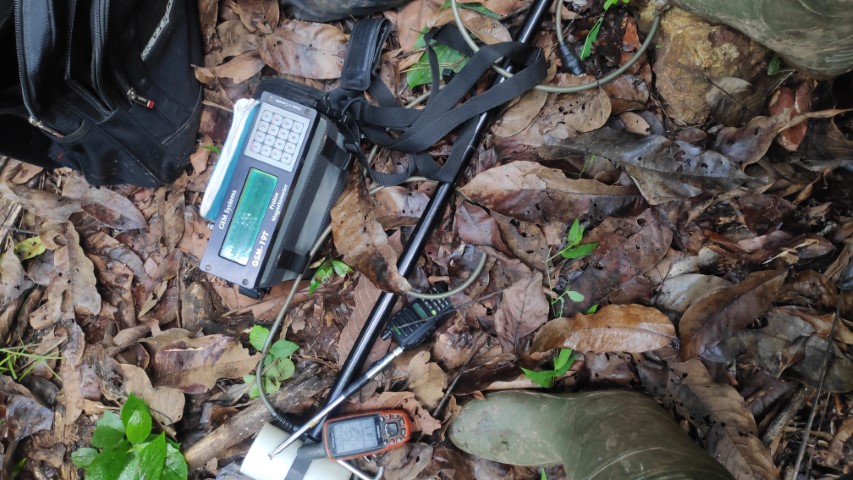 Alat-alat yang digunakan untuk survey geomagnet, meliputi proton magnetometer, GPS handheld, dan radio untuk komunikasi darurat